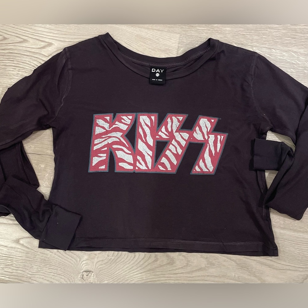 DAY Boutique KISS long sleeve shirt